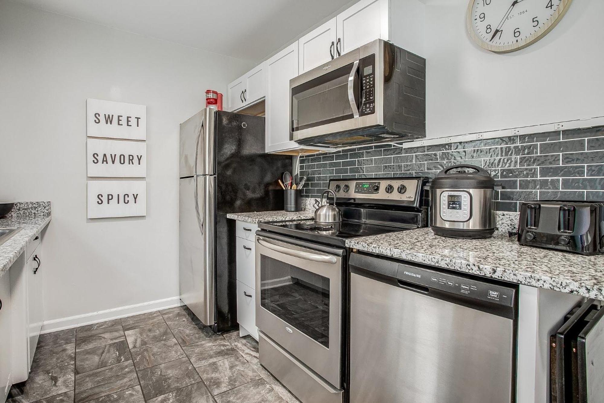 Chic Home With Huge Grassy Yard 7 Mins To Arrowhead Stadium อินดีเพนเดนซ์ ภายนอก รูปภาพ
