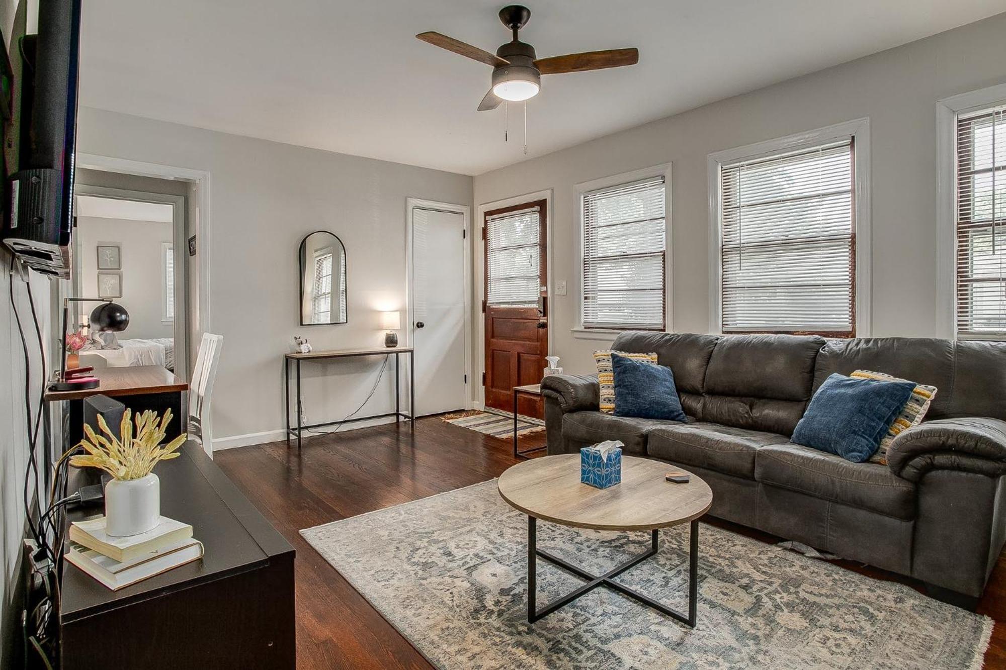 Chic Home With Huge Grassy Yard 7 Mins To Arrowhead Stadium อินดีเพนเดนซ์ ภายนอก รูปภาพ