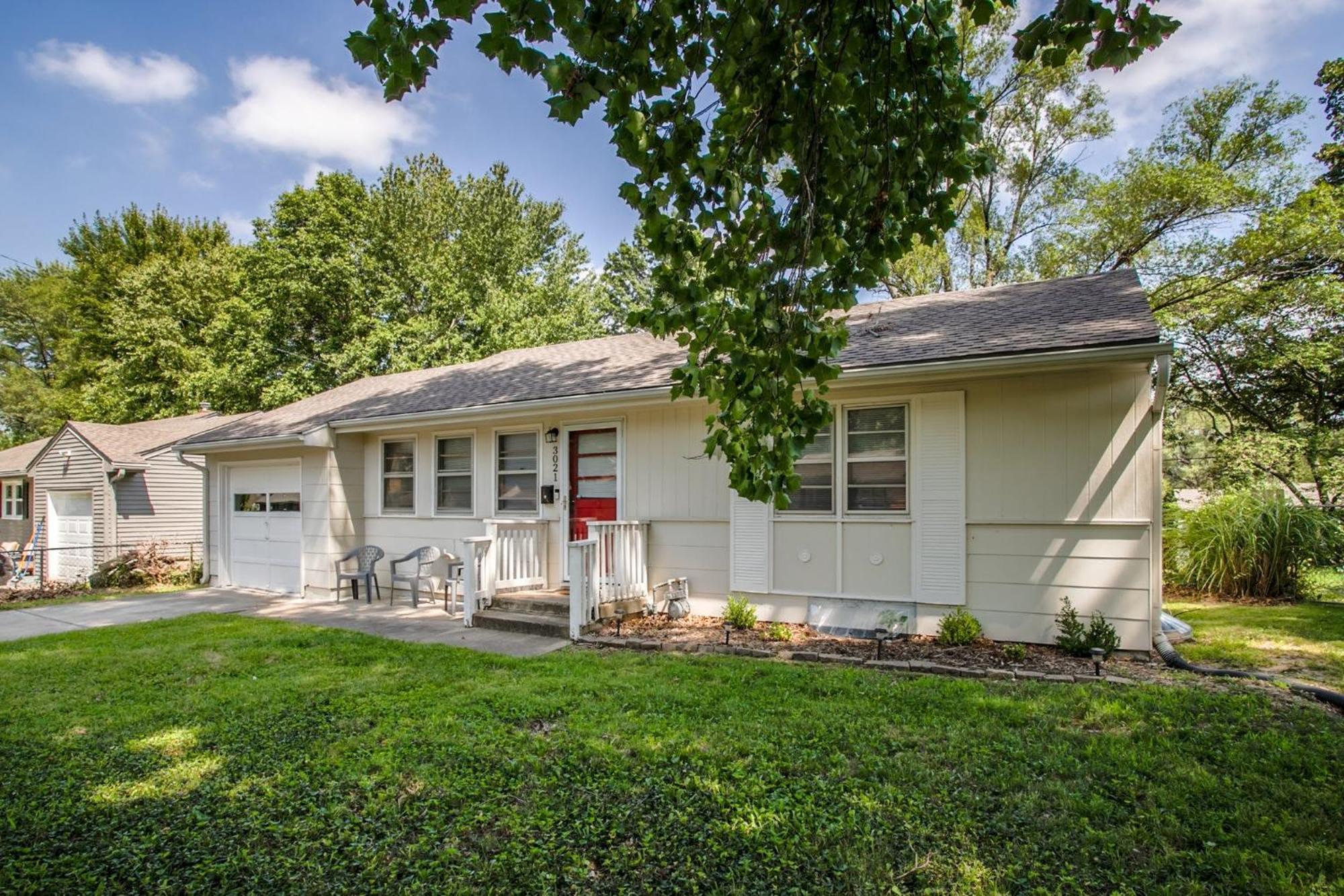 Chic Home With Huge Grassy Yard 7 Mins To Arrowhead Stadium อินดีเพนเดนซ์ ภายนอก รูปภาพ