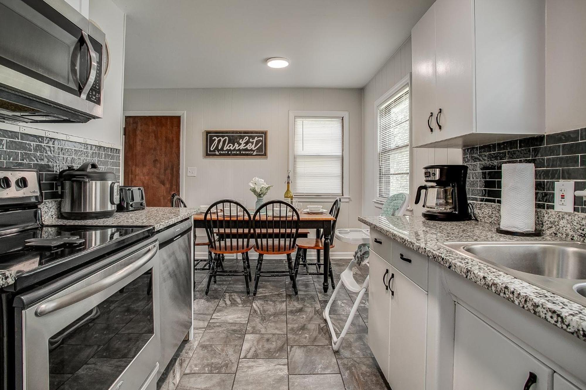 Chic Home With Huge Grassy Yard 7 Mins To Arrowhead Stadium อินดีเพนเดนซ์ ภายนอก รูปภาพ