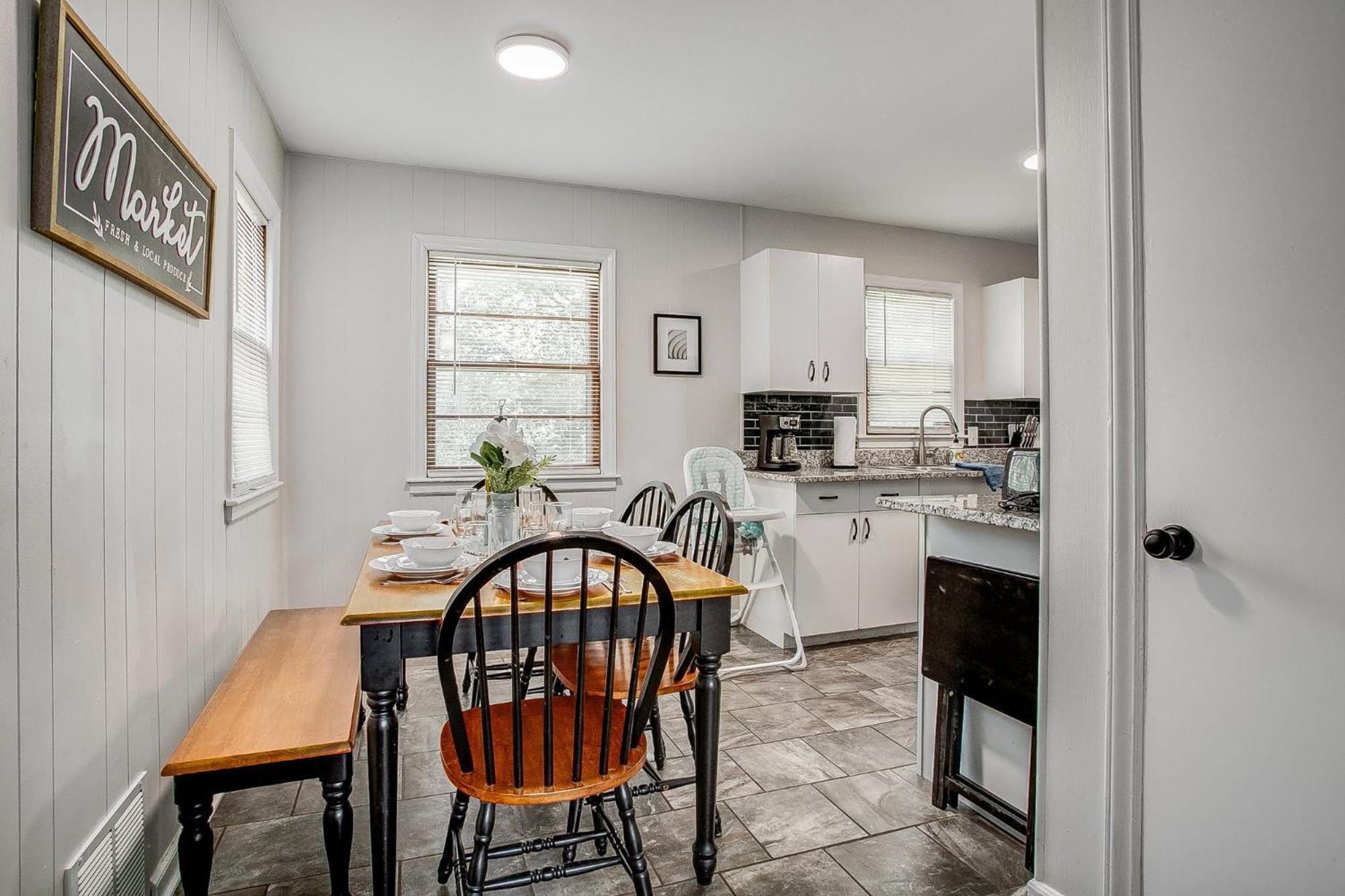 Chic Home With Huge Grassy Yard 7 Mins To Arrowhead Stadium อินดีเพนเดนซ์ ภายนอก รูปภาพ